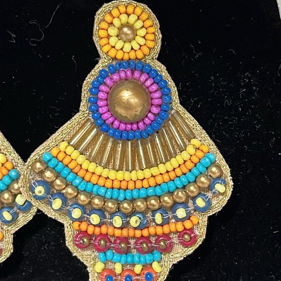 Adorable fun colorful beaded earrings - Picture 3 of 3